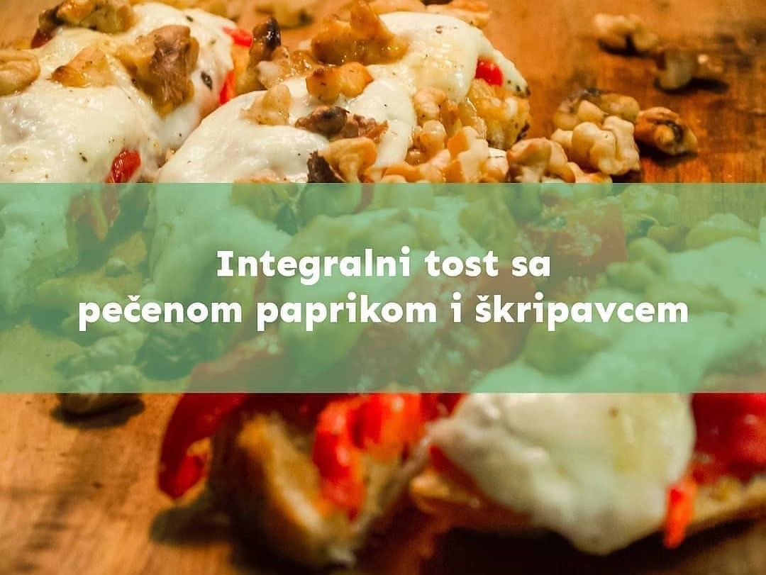 Integralni tost sa pečenom paprikom i škripavcem 